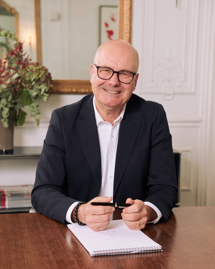 Maître Didier Jaubert à son bureau, cabinet à Paris